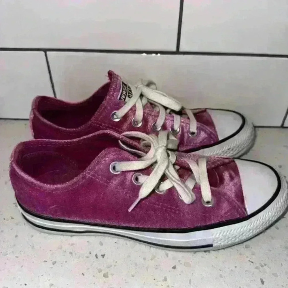 Converse Chuck Taylor All Star low‎ tops in Pink Sapphire, Size 5.5